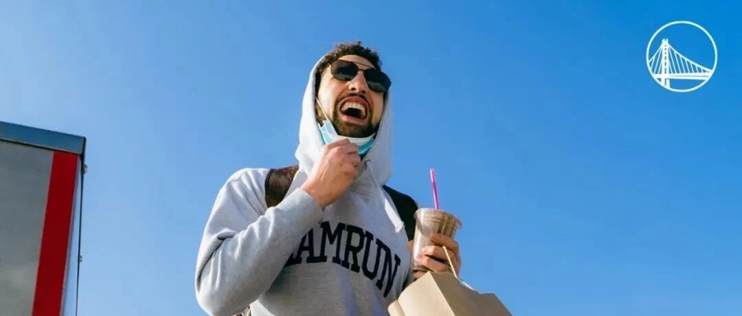 人逢喜事精神爽！克莱大笑登机，追梦下周复查，大年初一战火箭