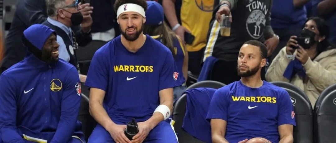 库追汤已成历史第1三人组，勇士全队参加怀斯曼球衣退役仪式