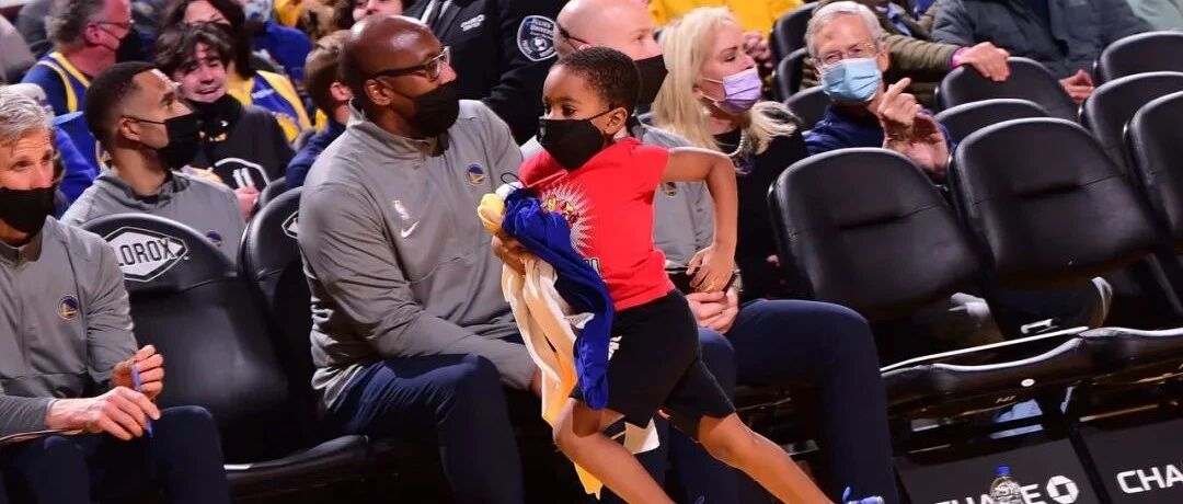 克莱现场观战！追梦三双，小追梦现场“学发牌”，库里末节15分击碎质疑