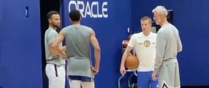 库里训练中指导普尔，克莱还在整活，怀斯曼接近复出