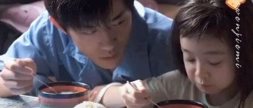 千玺陪妹妹吃早餐的眼神太让人心动了