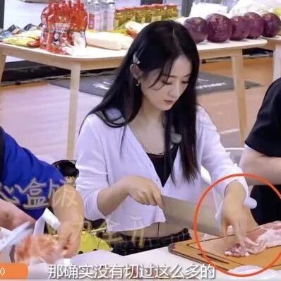 为准备800份盒饭，赵丽颖累到手抖，王俊凯却是另一种画风