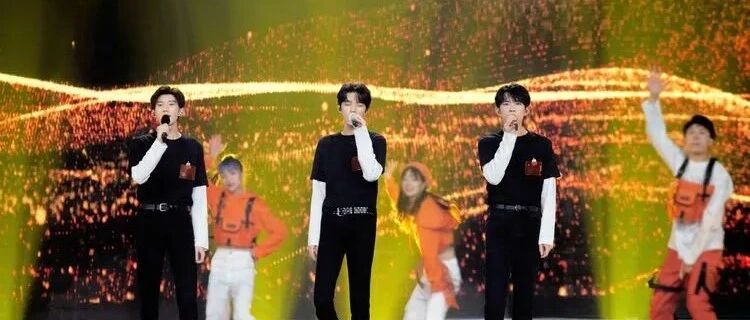 TFBOYS组合终于换小尾巴了！粉丝默默期待，八周年演唱会要来了？