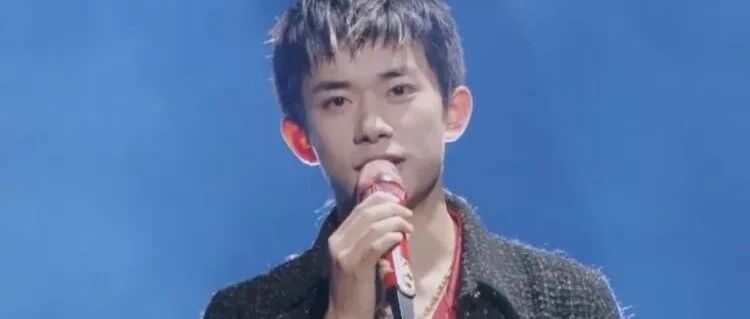 易烊千玺新造型挑染白色刘海！穿着尖头皮鞋唱新歌，气质大变！