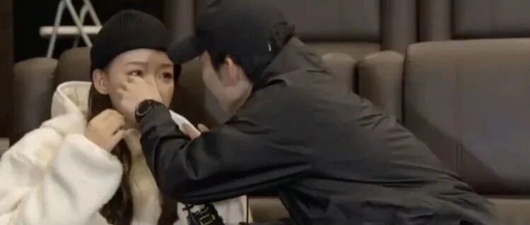 看到董子健给孙怡擦眼泪，单身狗王俊凯起身就走，表情好有戏！