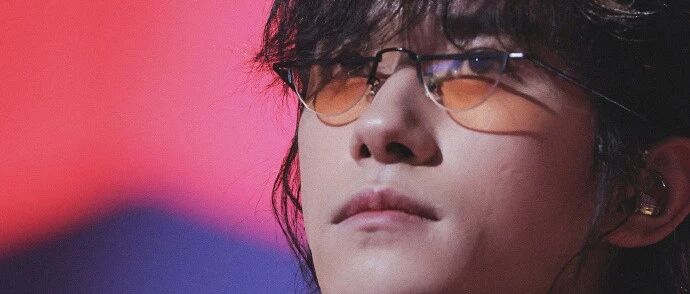 千玺双11晚会手里握着一只小猪，颜色好嫩