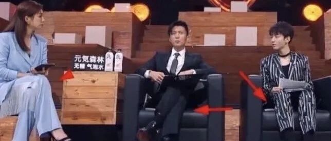 王源想跷二郎腿却放下，疑似受王俊凯影响