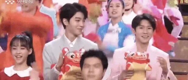 王俊凯春晚再看了一眼千玺，看了一眼王源，好甜