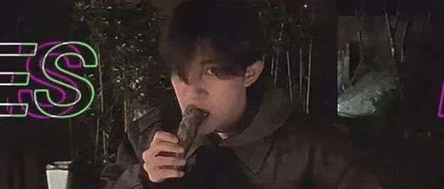 易烊千玺坐在对面吃烧烤啃黄瓜，好帅