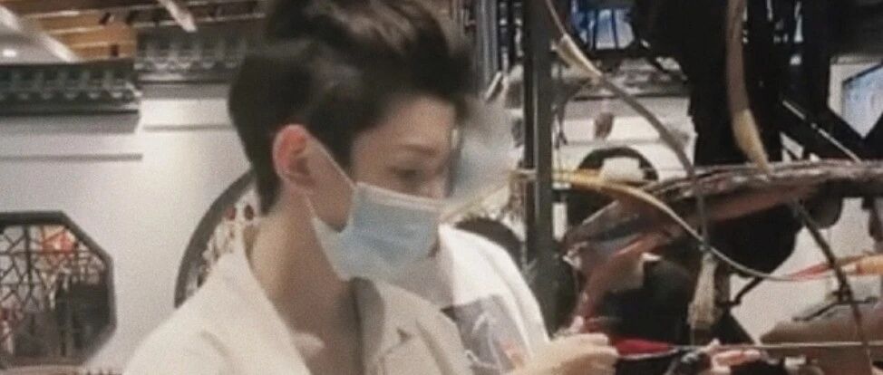 王源今天去射箭，这衣服穿了等于没穿，疑似给千玺庆生