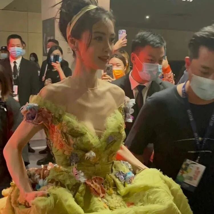 芭莎夜大合影：baby成指向标，张彬彬景甜太甜，王源站位很有教养