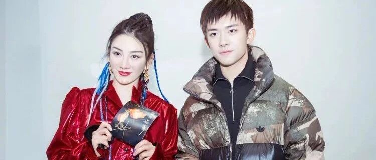 黄奕晒与易烊千玺合影，表面为女儿追星，实则她才是女儿最大情敌