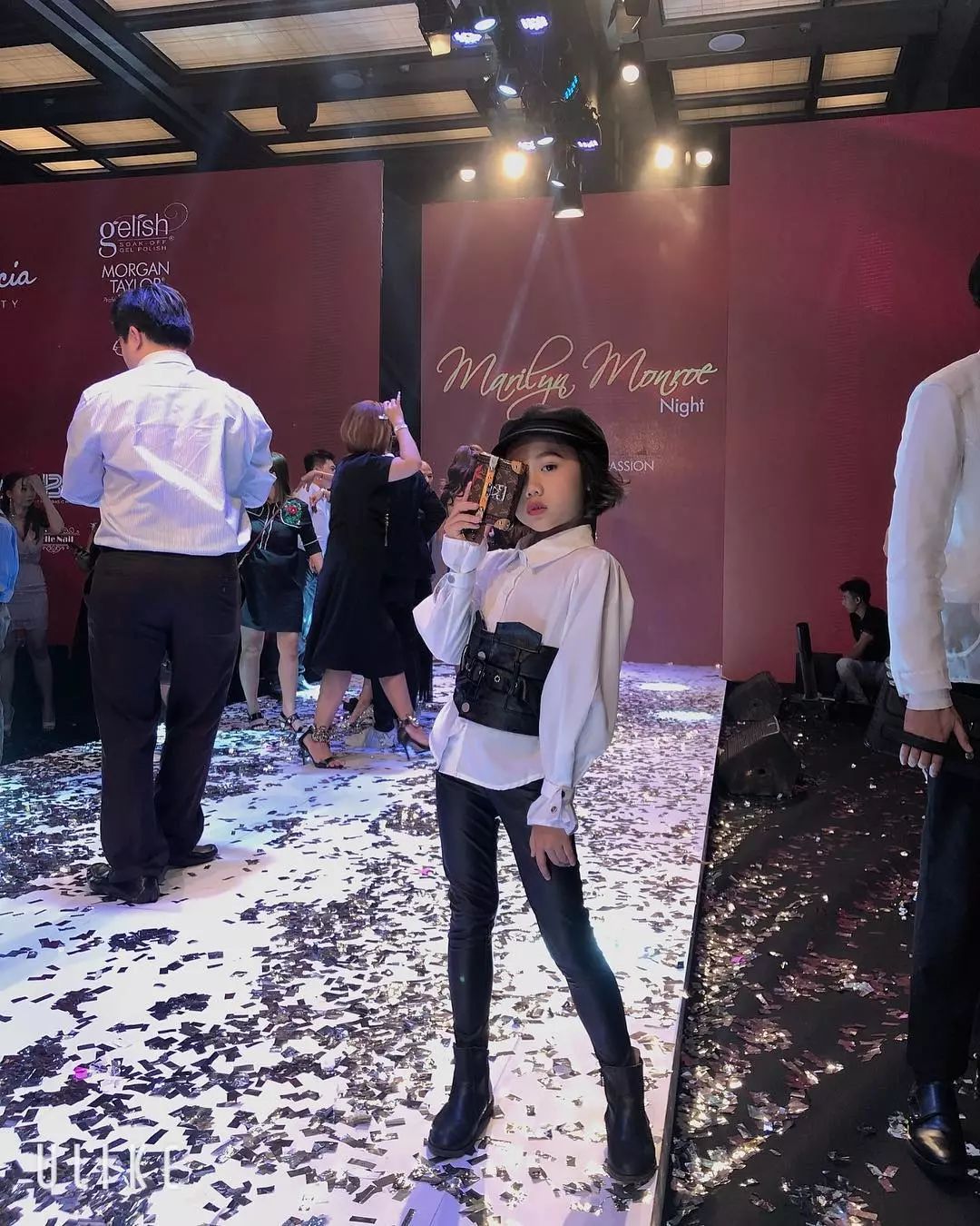 火爆INS的8歲越南小模特在球里走秀，連超模鼻祖都為她點讚！ 時尚 第16張