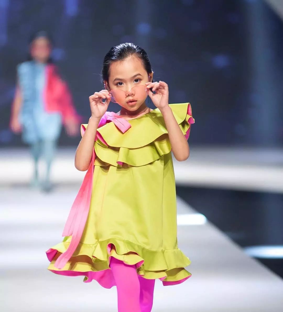 火爆INS的8歲越南小模特在球里走秀，連超模鼻祖都為她點讚！ 時尚 第12張