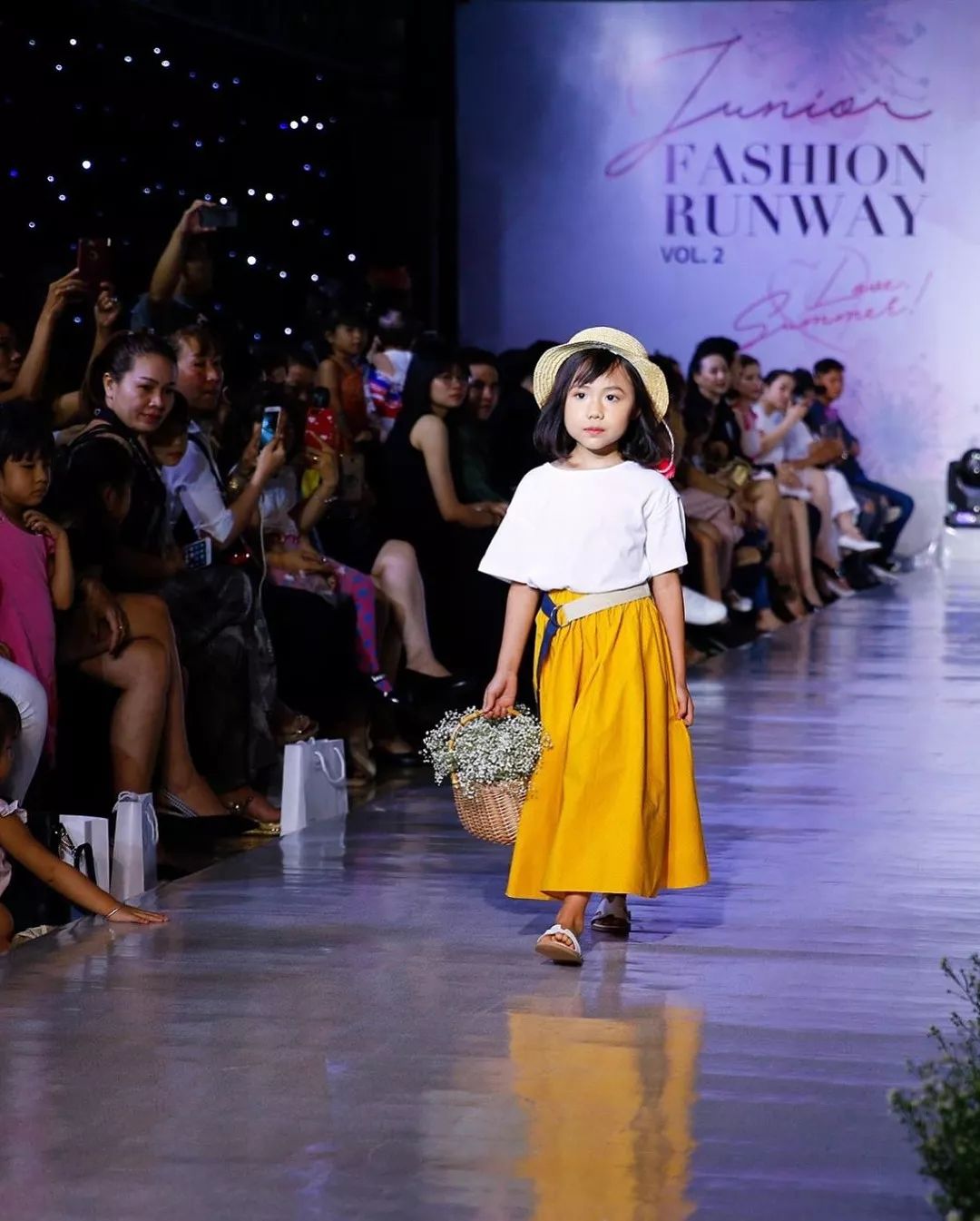 火爆INS的8歲越南小模特在球里走秀，連超模鼻祖都為她點讚！ 時尚 第9張