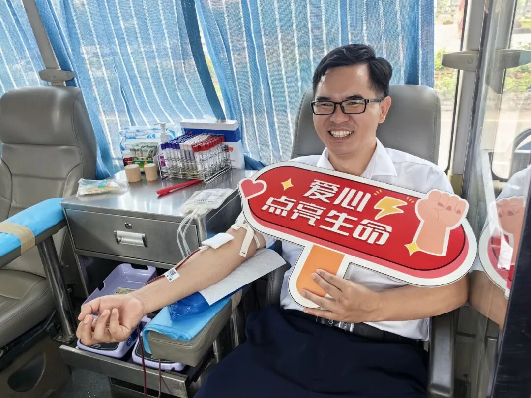 陈天王献血照片.jpg