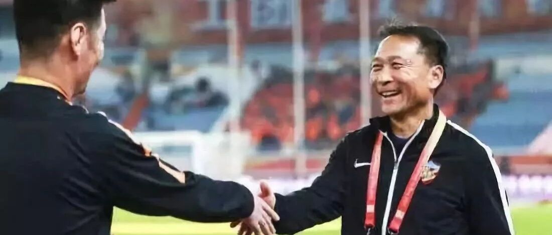 得到贝利的称赞，对球员踢打，如今是中超最年长土帅