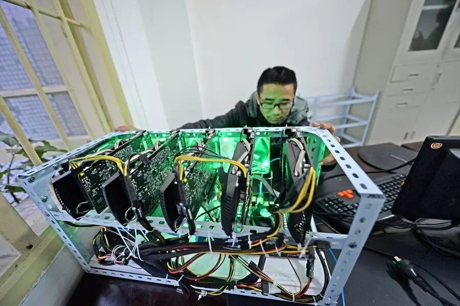 重庆一名资深玩家投入百万开厂挖比特币,含有五张显卡的挖矿机日夜不