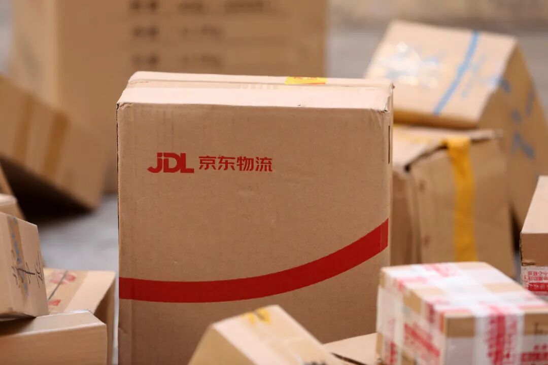 当时京东很多业务外包,平台上的商品大多是高价值的3c产品,对快递的