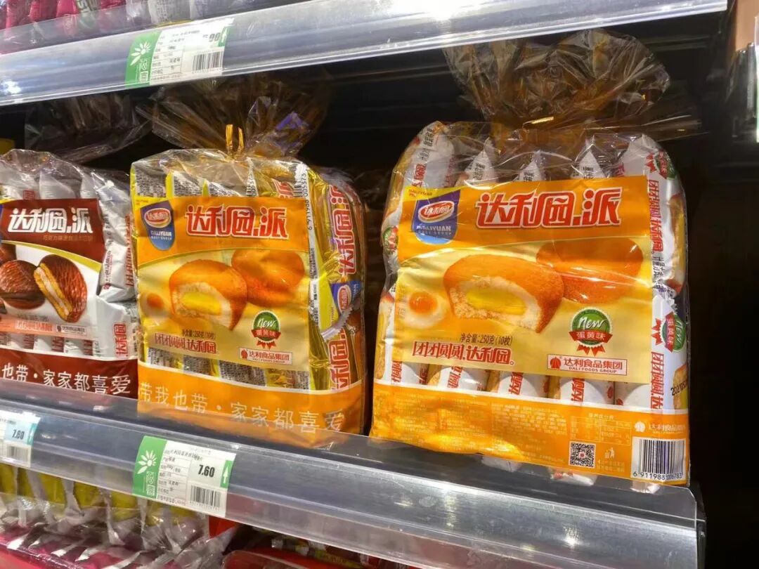 概念上,两者均主打"派",达利园的蛋糕口感更硬;在价格上,达利园蛋黄派