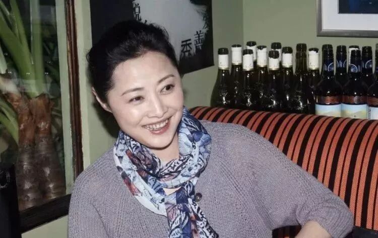 初婚失败,二婚沦为第五任,被宋佳插足,无奈与前夫复婚,可惜多了个别人的儿子!