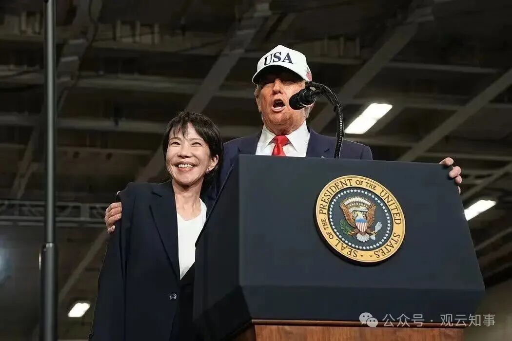 2025年10月，特朗普在日本横须贺与高市早苗一同登上“乔治·华盛顿”号航空母舰，向美军部队发表演讲。（来源：《纽约时报》）