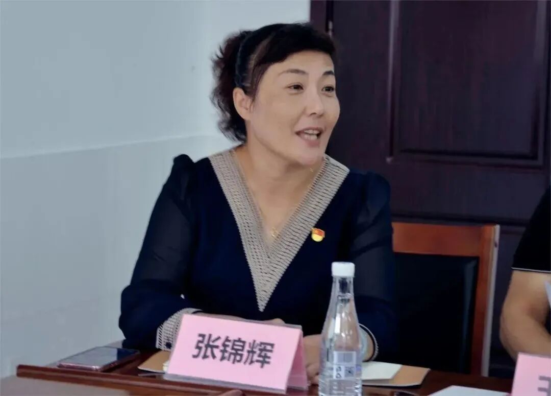 乡受灾情况及恢复重建情况做了全面介绍,史家营乡中心小学校长张锦辉