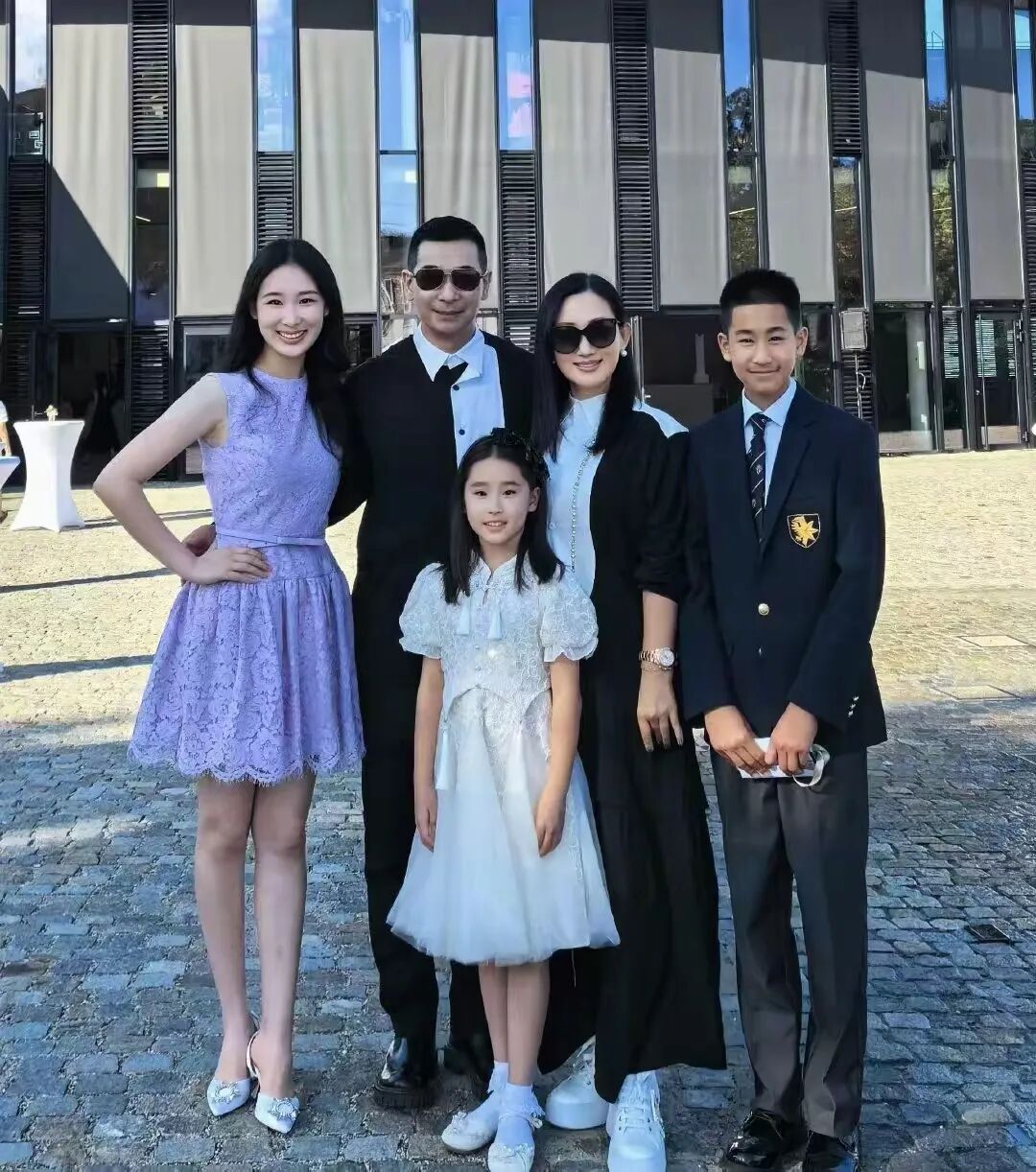 赵文卓祝贺女儿高中毕业获最高奖