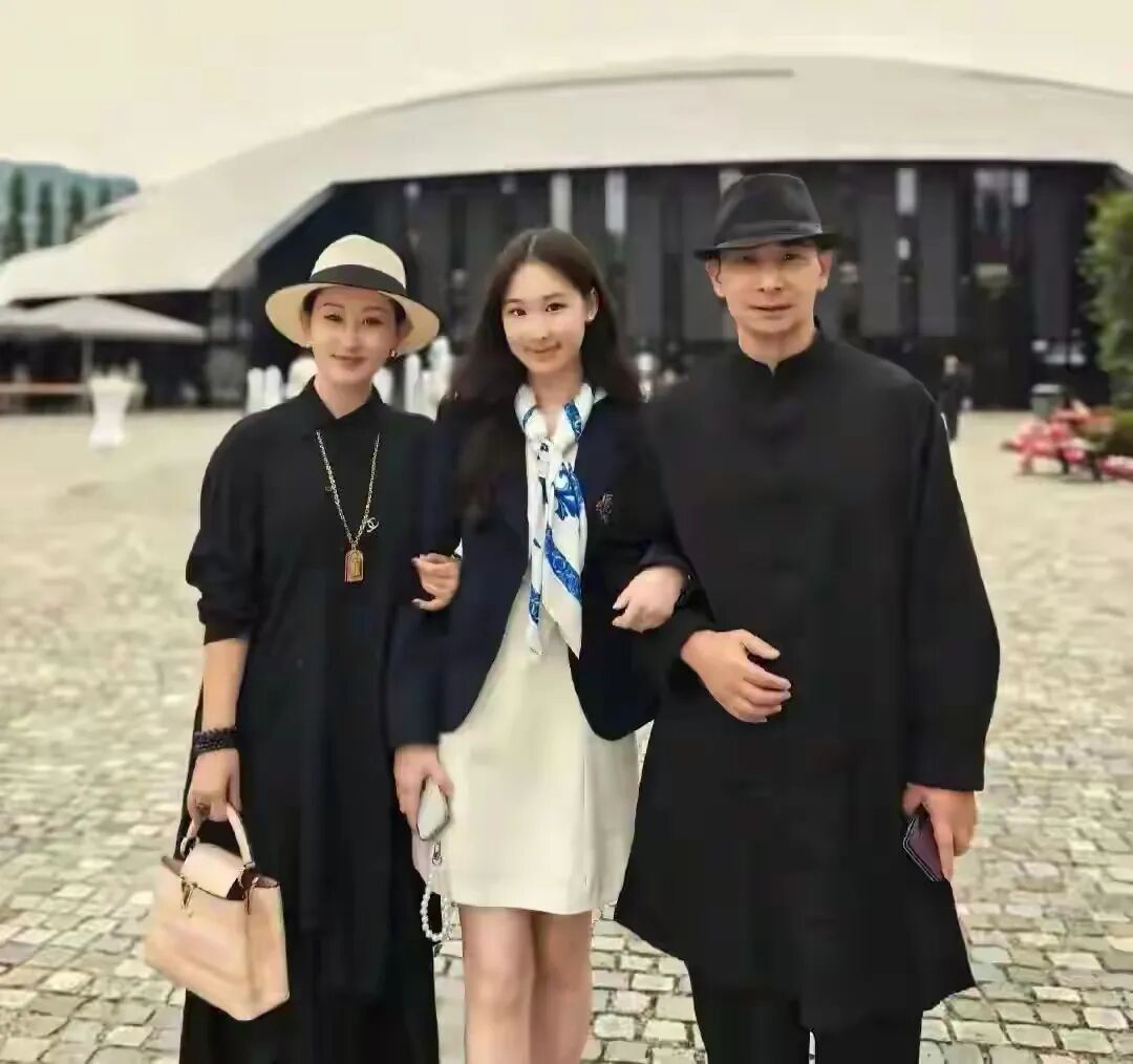 赵文卓祝贺女儿高中毕业获最高奖