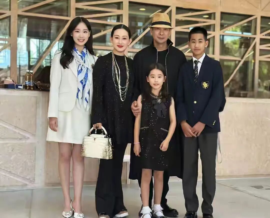赵文卓祝贺女儿高中毕业获最高奖