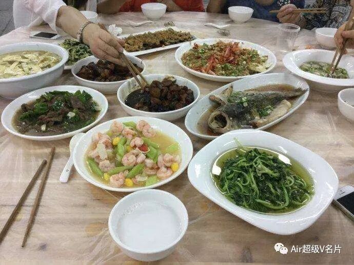 晚饭吃太晚有致癌风险！胃不好的人，这些饮食劝你少吃