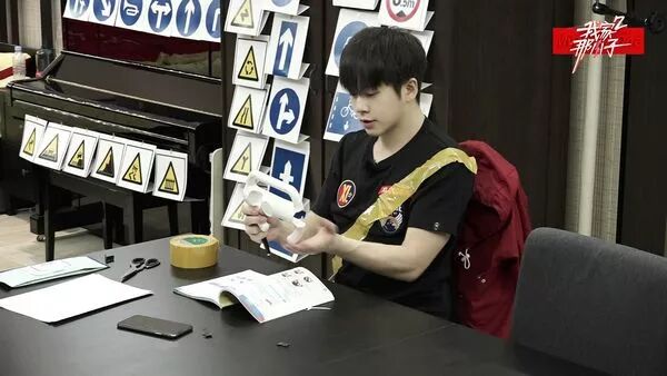 刚上节目表白沈月，转头就和圈外女友搂搂抱抱！假装乖乖仔？（组图） - 12