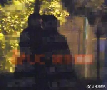 刚上节目表白沈月，转头就和圈外女友搂搂抱抱！假装乖乖仔？（组图） - 7