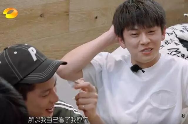 刚上节目表白沈月，转头就和圈外女友搂搂抱抱！假装乖乖仔？（组图） - 20
