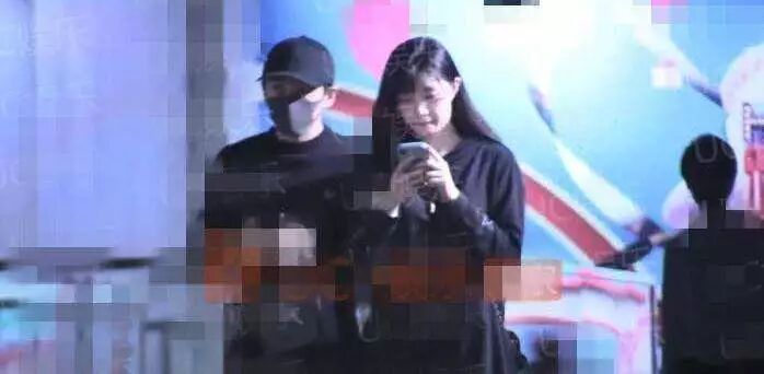 刚上节目表白沈月，转头就和圈外女友搂搂抱抱！假装乖乖仔？（组图） - 9