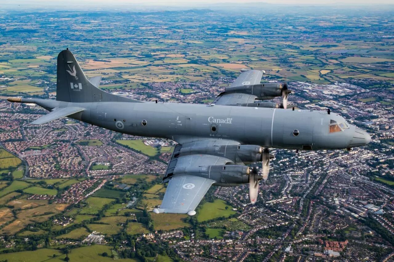 加拿大空军p-3反潜机飞到sc-7左舷.