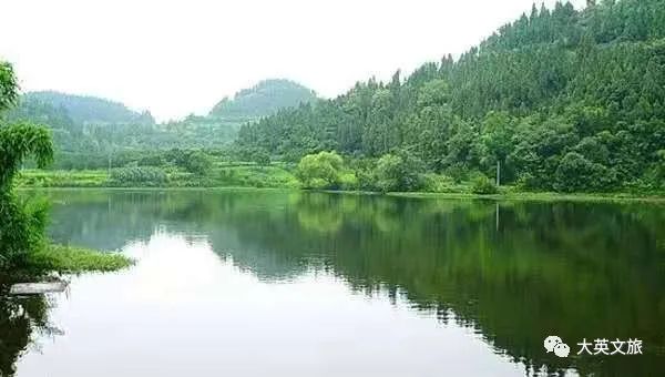 樹木蔥鬱觀音巖,玉皇廟等,公園至高點為魁山寺主要寺廟有南華宮