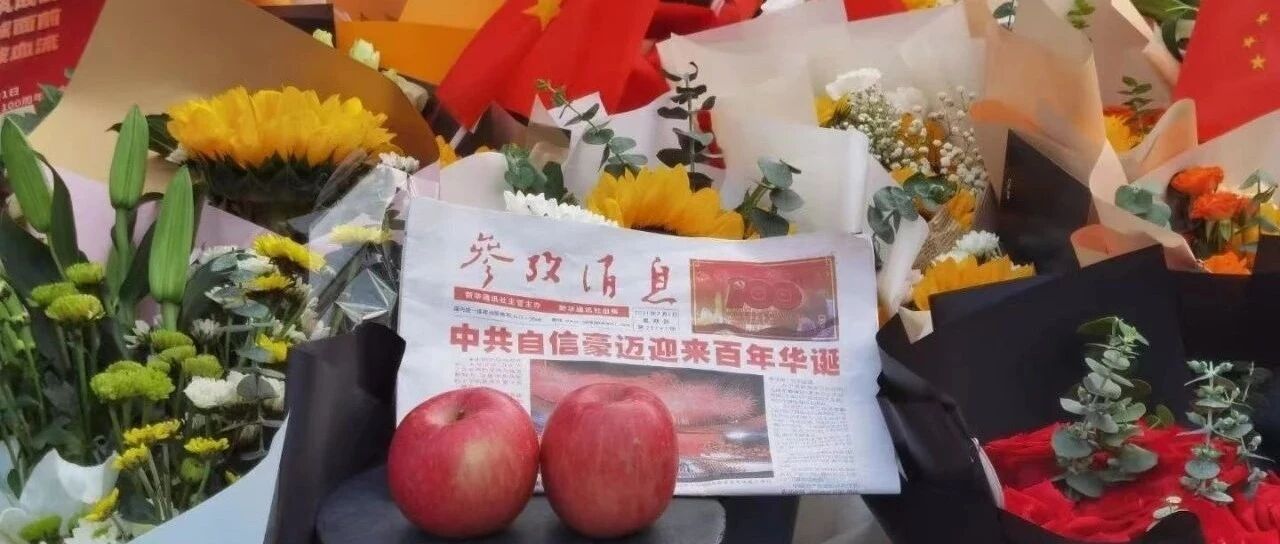 延乔路的鲜花丛中，网友用这个“消息”告慰烈士……