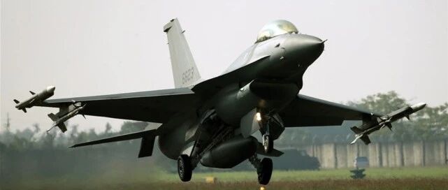 突发！台军F-16V“大角度坠海”