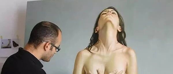 裸体，是画的。