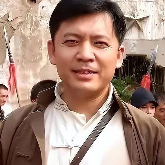 何政军现状:62岁一脸沧桑,不拍戏时爱做饭,女儿长相甜美是学霸