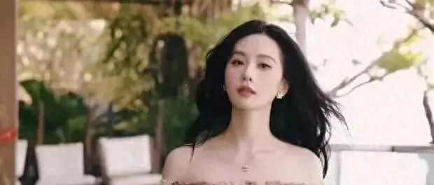 刘诗诗穿印花露肩长裙芬芳四溢,大口喝果汁清爽甜美!