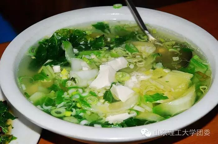 白菜豆腐汤 原料: 白菜,豆腐,虾仁,辣酱,香油,盐 做法: 1,白菜最好