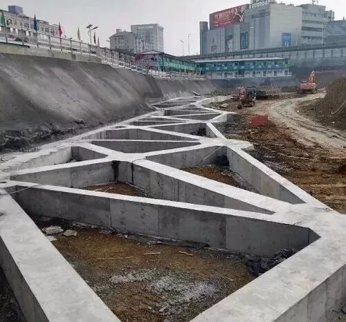 大型復(fù)雜深基坑“樣板工程”如何做？現(xiàn)場(chǎng)圖一看就明白！的圖28