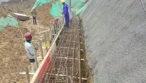 大型復(fù)雜深基坑“樣板工程”如何做？現(xiàn)場(chǎng)圖一看就明白！的圖14
