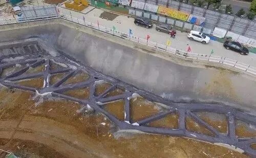 大型復(fù)雜深基坑“樣板工程”如何做？現(xiàn)場(chǎng)圖一看就明白！的圖29