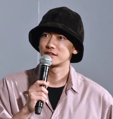 佐藤健x江口洋介约会新宿还没被人发现 追新番 微信公众号文章阅读 Wemp