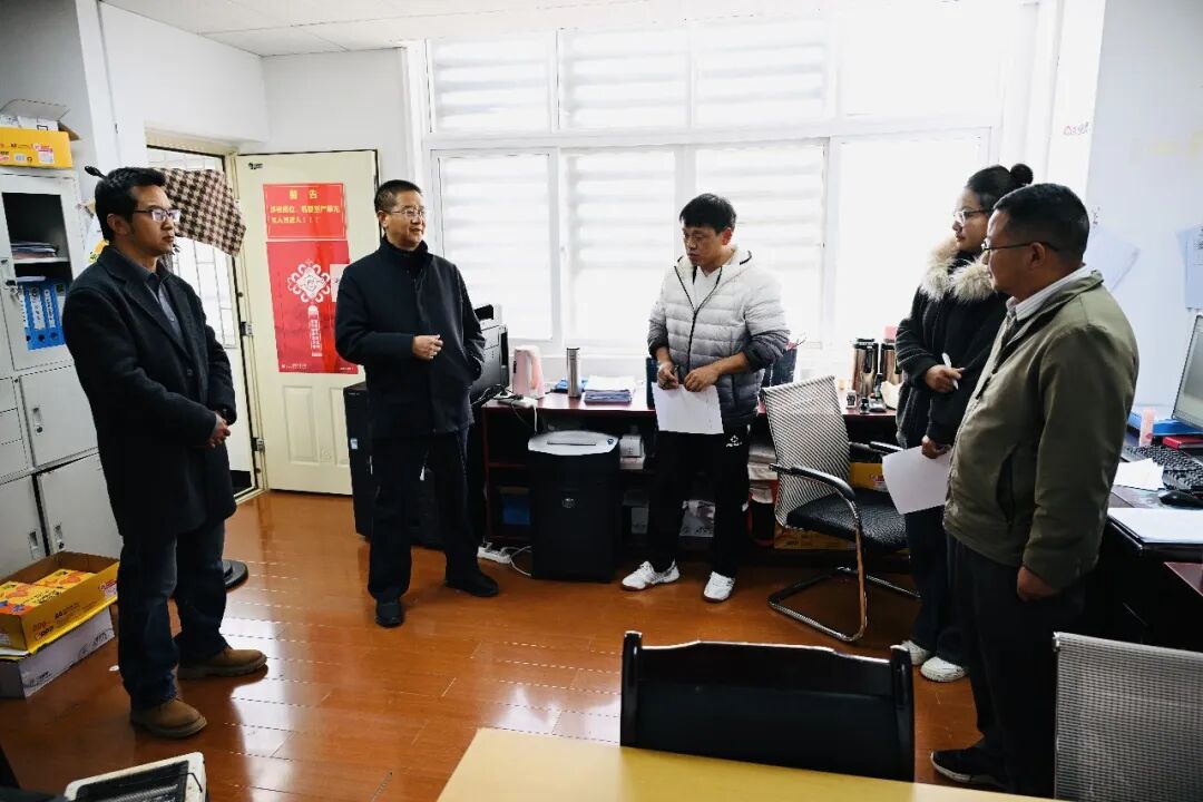 ѧԺ��У���쵼����һ�߶�����ѧ׼������(ͼ1)