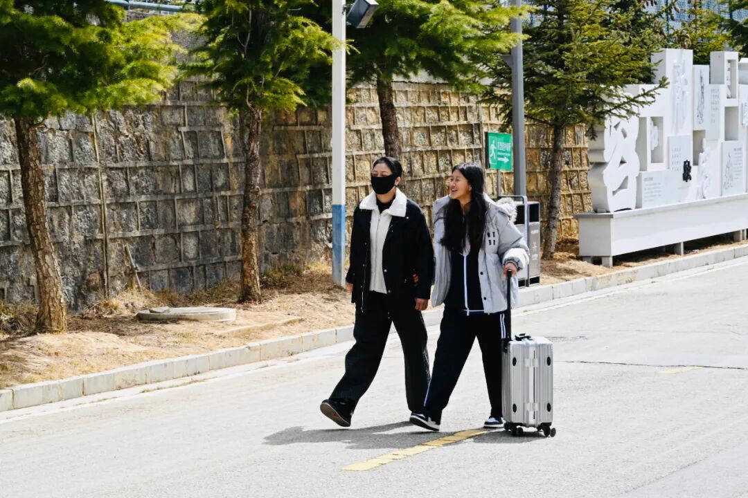 ����logo�ٷ���վ���߹ۿ���� �����������е�רҵѧУ  2025-2026����ѧ�ڿ�ѧ(ͼ1)