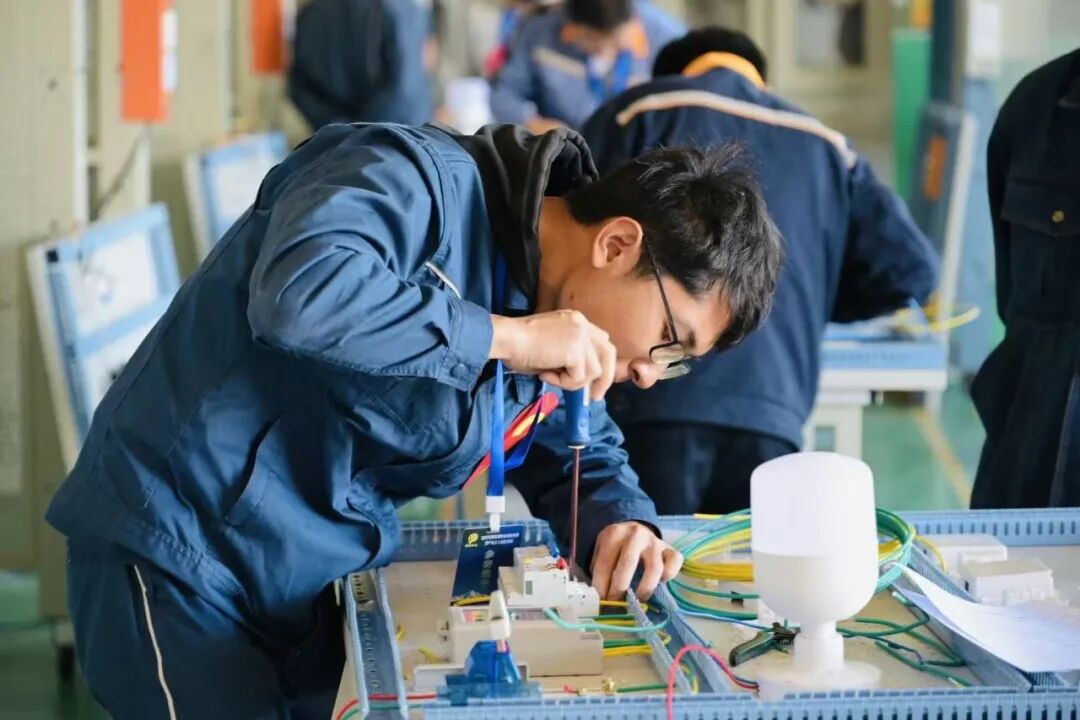 技绽迪庆 能赢未来——迪庆州第四届职业技能大赛暨产业工人技能竞赛在我校盛大开幕！(图8)